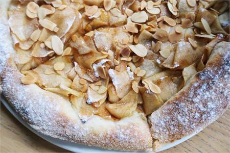 {{photo.Alt || photo.Description || 'Венская с печеными яблоками'}}