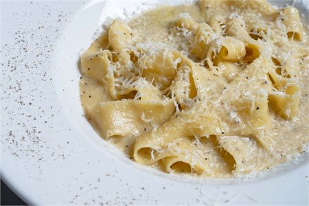 {{photo.Alt || photo.Description || 'Паста Cacio e Pepe'}}